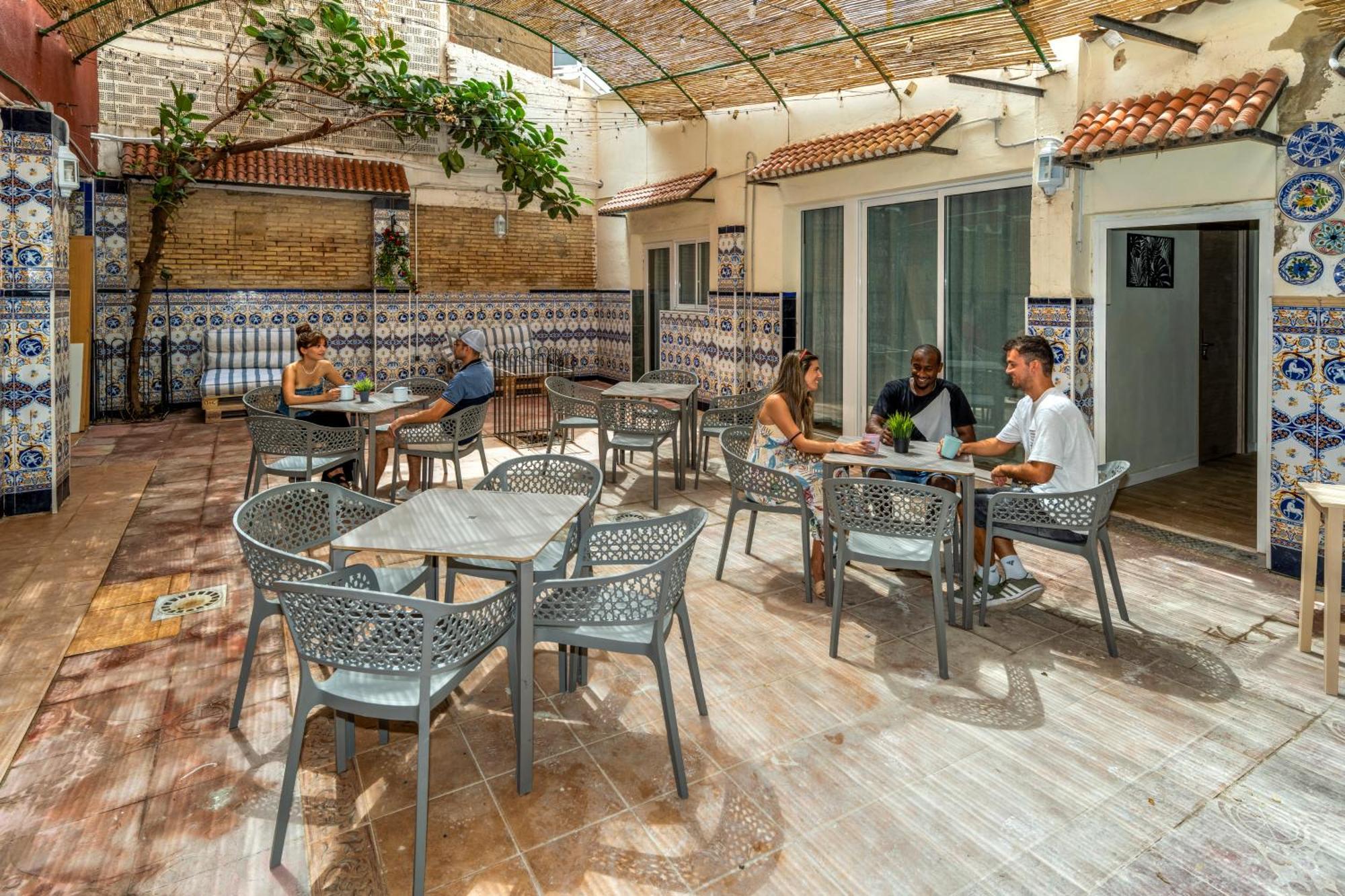 Som Hostel By The Venue Valencia Exterior photo