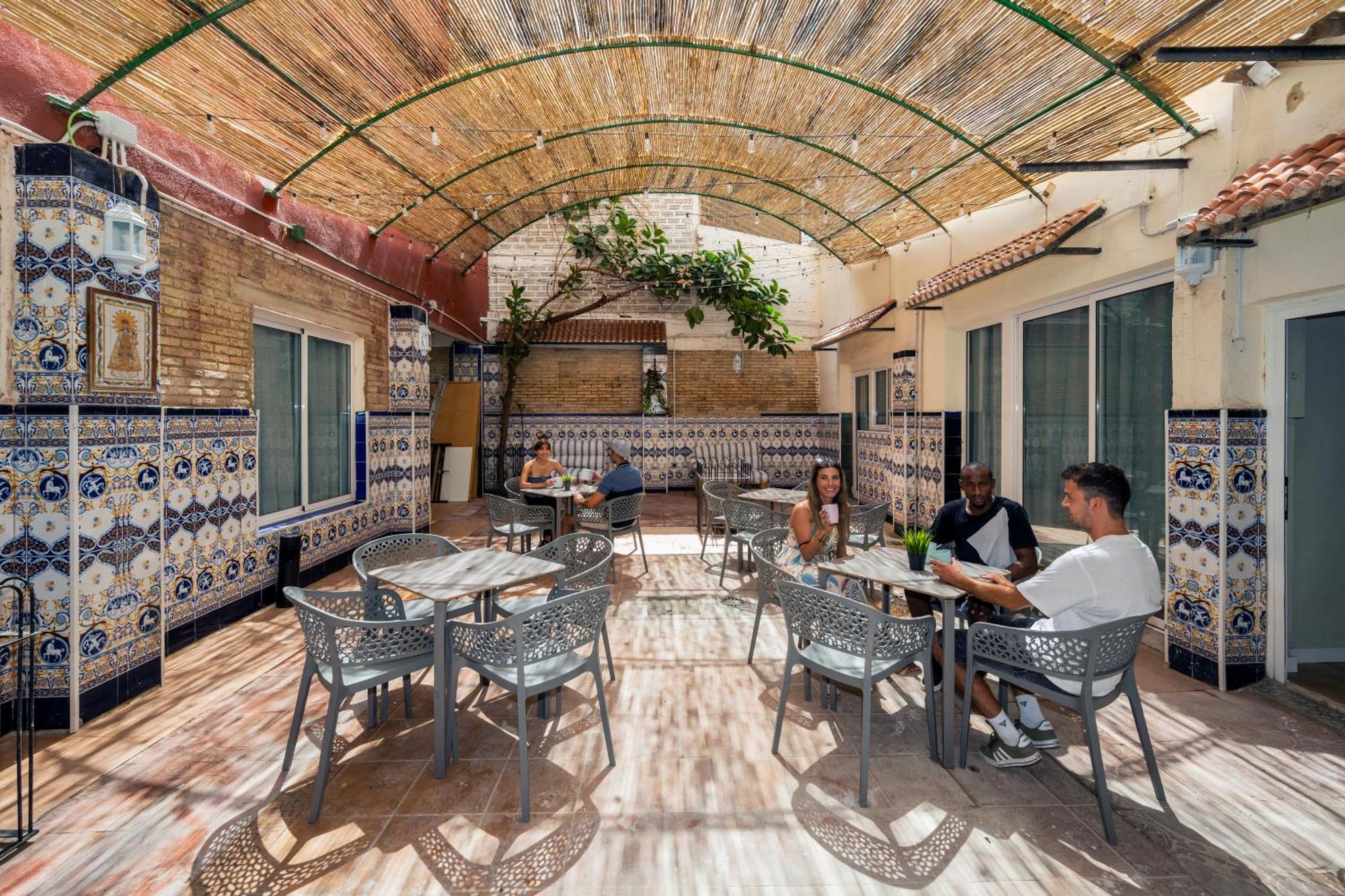 Som Hostel By The Venue Valencia Exterior photo
