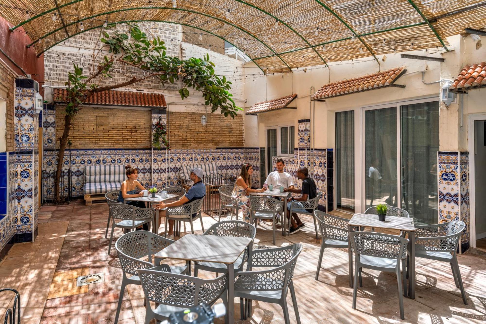 Som Hostel By The Venue Valencia Exterior photo